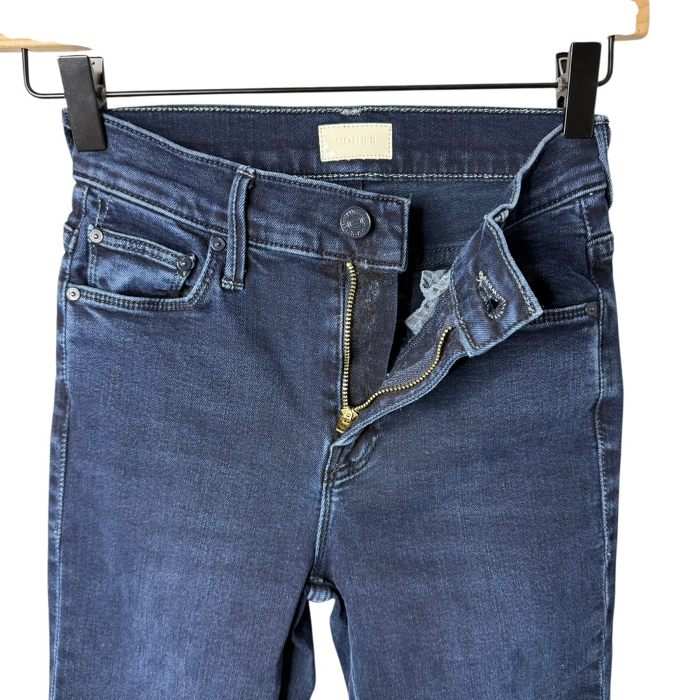 MOTHER The Weekender Frayed Flare Jeans Size 23 Chip On My Shoulder Wash - Picture 5 of 10